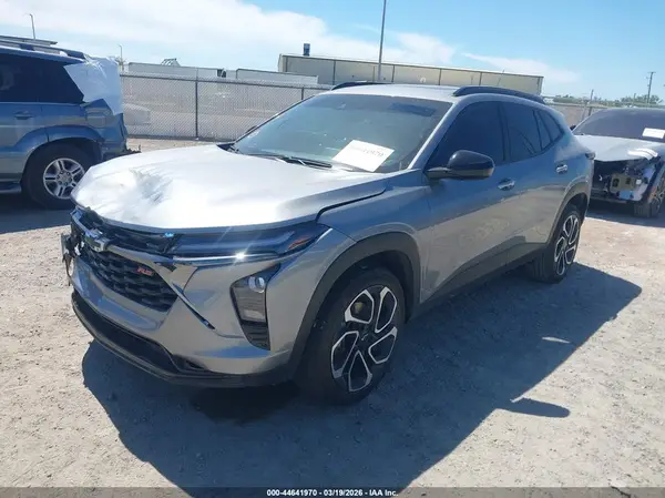KL77LJEP2SC218893 2025 CHEVROLET TRAX - Image 2