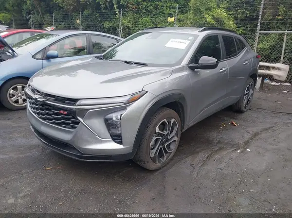 KL77LJEP2SC226556 2025 CHEVROLET TRAX - Image 2