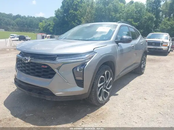 KL77LJEP2SC285848 2025 CHEVROLET TRAX - Image 2
