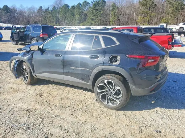 KL77LJEP2SC307668 2025 CHEVROLET TRAX - Image 2