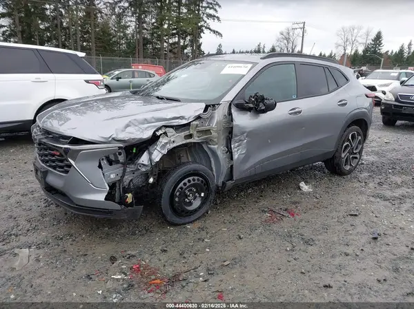 KL77LJEP2SC335485 2025 CHEVROLET TRAX - Image 2