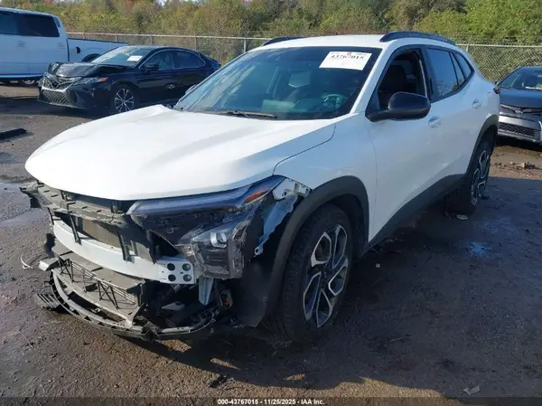 KL77LJEP3SC049337 2025 CHEVROLET TRAX - Image 2