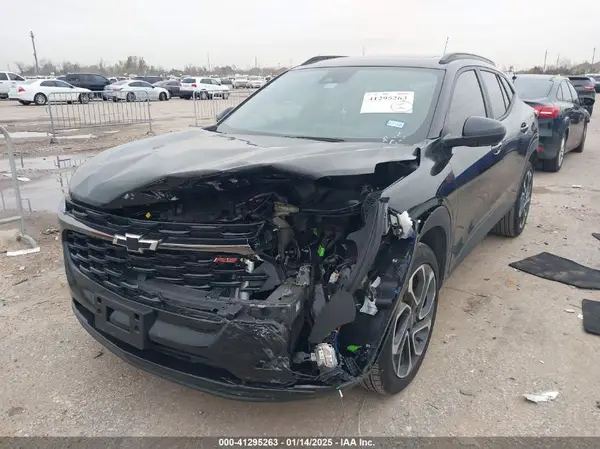 KL77LJEP3SC056210 2025 CHEVROLET TRAX - Image 2