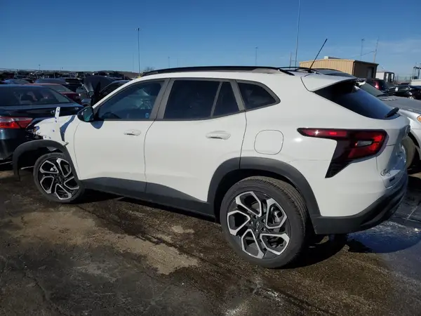 KL77LJEP3SC129883 2025 CHEVROLET TRAX - Image 2