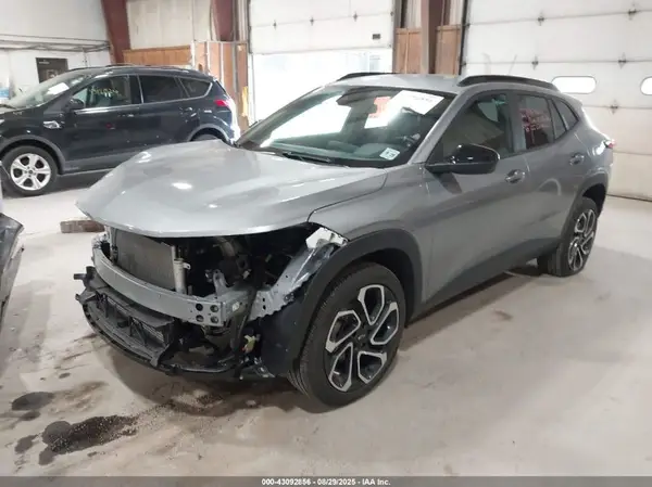 KL77LJEP4SC095601 2025 CHEVROLET TRAX - Image 2