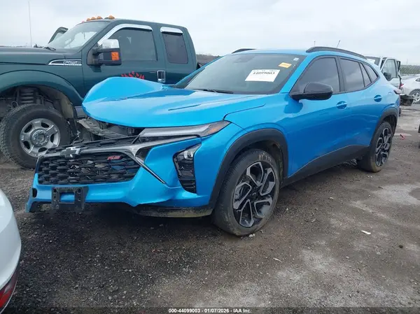 KL77LJEP4SC205773 2025 CHEVROLET TRAX - Image 2