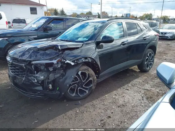 KL77LJEP4SC210973 2025 CHEVROLET TRAX - Image 2