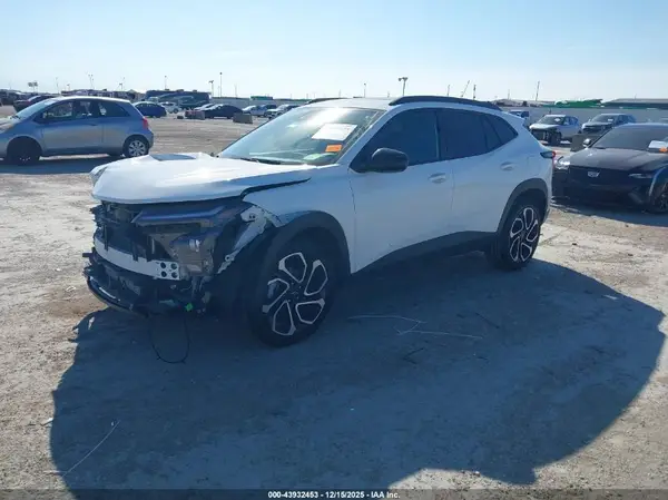 KL77LJEP4SC240345 2025 CHEVROLET TRAX - Image 2