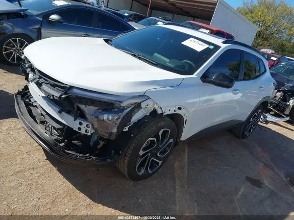 KL77LJEP4SC245948 2025 CHEVROLET TRAX - Image 2