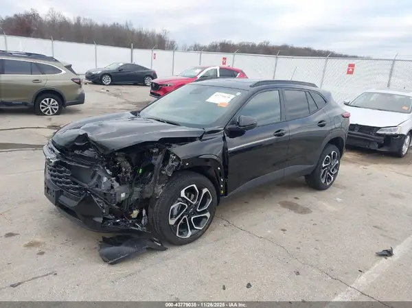 KL77LJEP4SC283826 2025 CHEVROLET TRAX - Image 2