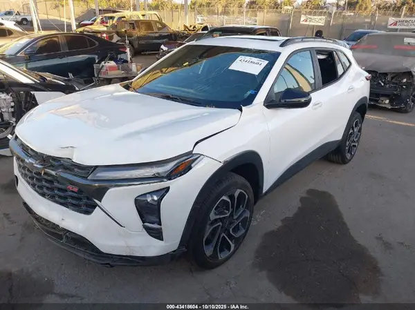 KL77LJEP4SC323127 2025 CHEVROLET TRAX - Image 2