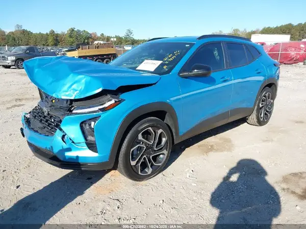 KL77LJEP5SC069959 2025 CHEVROLET TRAX - Image 2