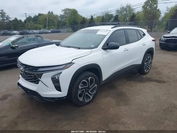 KL77LJEP5SC095252 2025 CHEVROLET TRAX - Image 2