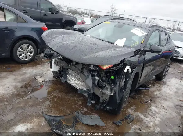 KL77LJEP5SC134745 2025 CHEVROLET TRAX - Image 2