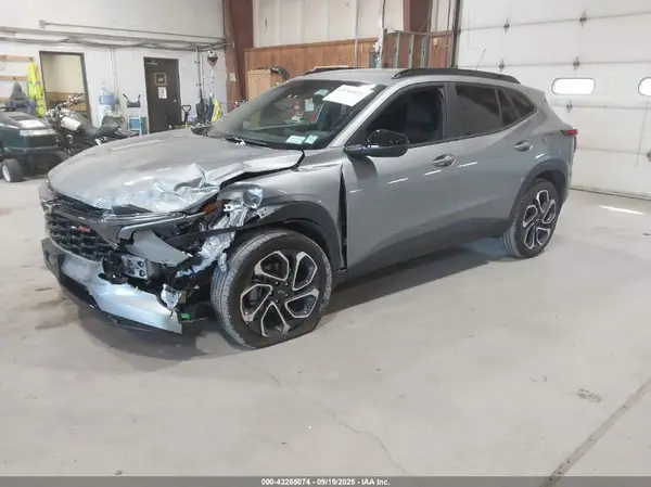 KL77LJEP5SC136737 2025 CHEVROLET TRAX - Image 2