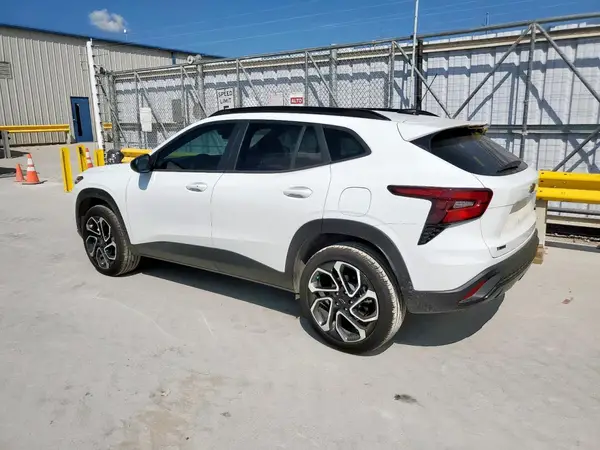 KL77LJEP5SC154557 2025 CHEVROLET TRAX - Image 2