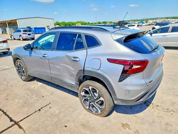 KL77LJEP5SC242055 2025 CHEVROLET TRAX - Image 2