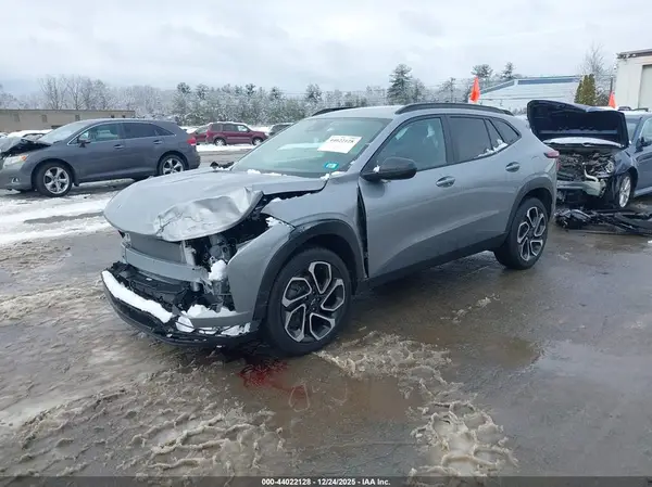 KL77LJEP5SC331687 2025 CHEVROLET TRAX - Image 2