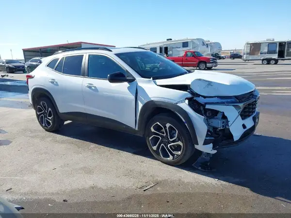 KL77LJEP6SC018678 2025 CHEVROLET TRAX - Image 1