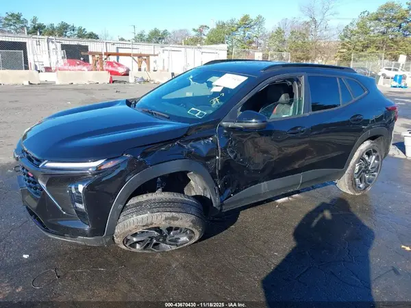 KL77LJEP6SC030880 2025 CHEVROLET TRAX - Image 2