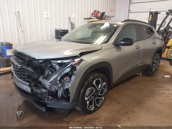 KL77LJEP6SC128596 2025 CHEVROLET TRAX - Image 2