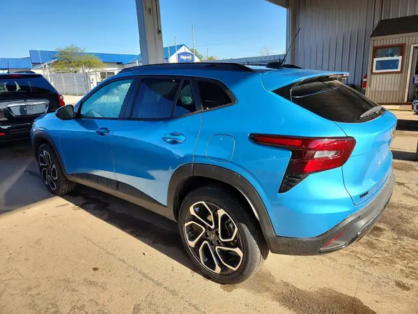 KL77LJEP6SC312159 2025 CHEVROLET TRAX - Image 2