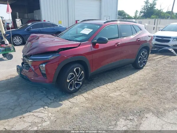 KL77LJEP7SC002490 2025 CHEVROLET TRAX - Image 2