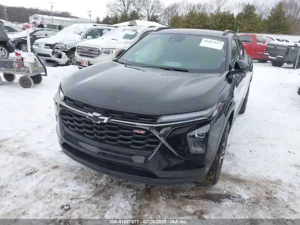 KL77LJEP7SC033660 2025 CHEVROLET TRAX - Image 2