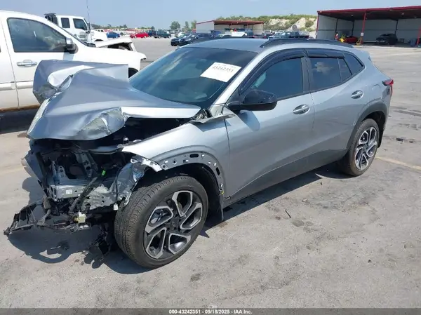 KL77LJEP7SC075908 2025 CHEVROLET TRAX - Image 2