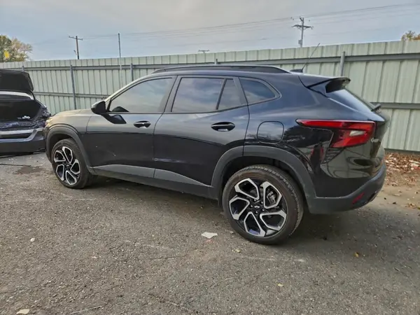 KL77LJEP7SC078646 2025 CHEVROLET TRAX - Image 2