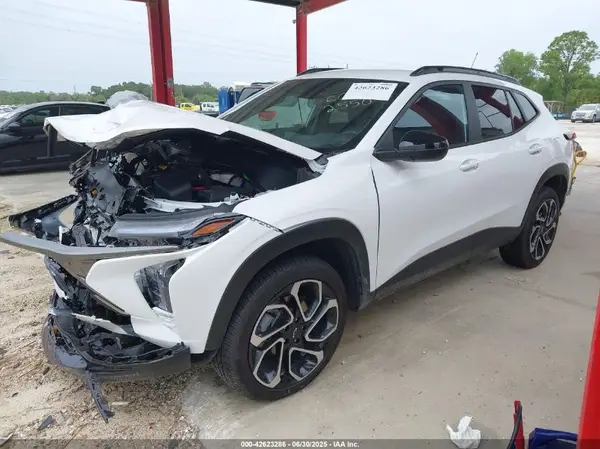 KL77LJEP7SC093552 2025 CHEVROLET TRAX - Image 2