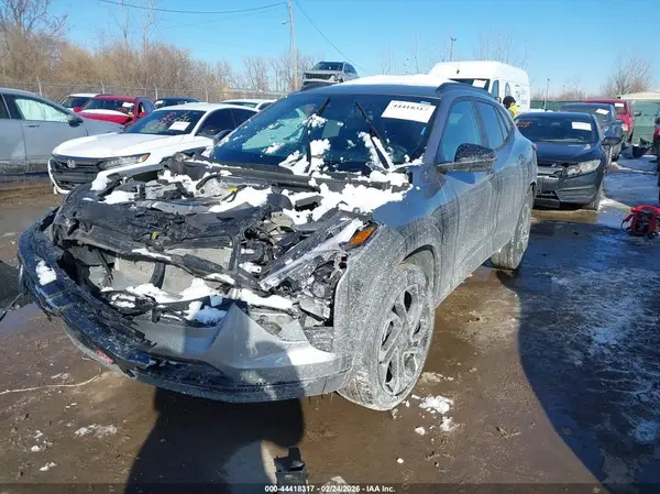KL77LJEP7SC133032 2025 CHEVROLET TRAX - Image 2