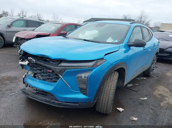KL77LJEP7SC135055 2025 CHEVROLET TRAX - Image 2
