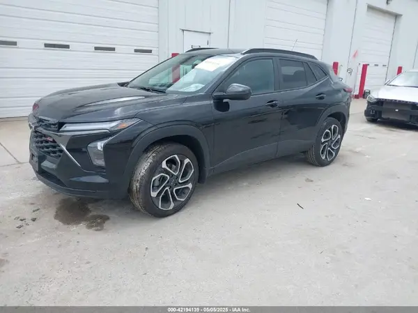 KL77LJEP7SC151580 2025 CHEVROLET TRAX - Image 2