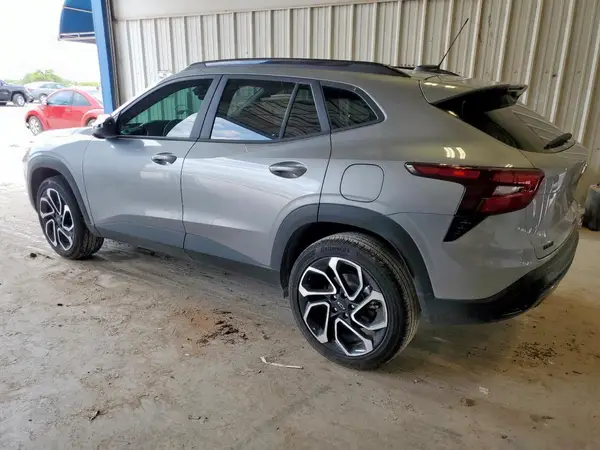 KL77LJEP7SC163986 2025 CHEVROLET TRAX - Image 2