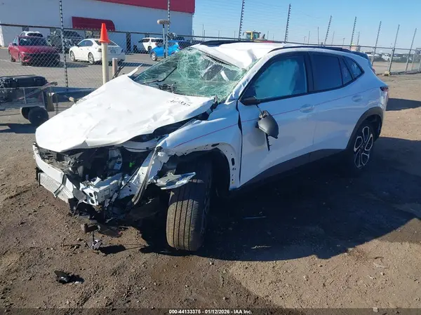 KL77LJEP7SC242610 2025 CHEVROLET TRAX - Image 2
