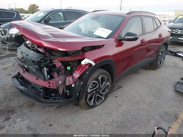 KL77LJEP7SC276384 2025 CHEVROLET TRAX - Image 2