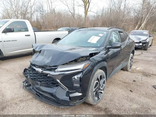 KL77LJEP8SC030525 2025 CHEVROLET TRAX - Image 2
