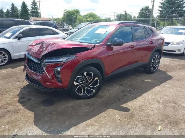 KL77LJEP8SC060656 2025 CHEVROLET TRAX - Image 2