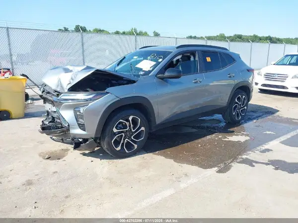 KL77LJEP8SC074038 2025 CHEVROLET TRAX - Image 2