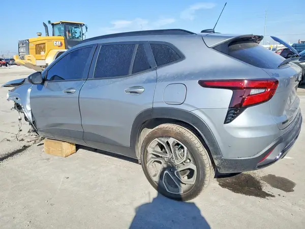KL77LJEP8SC276930 2025 CHEVROLET TRAX - Image 2