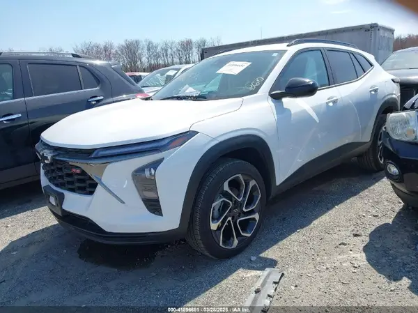 KL77LJEP9SC049231 2025 CHEVROLET TRAX - Image 2