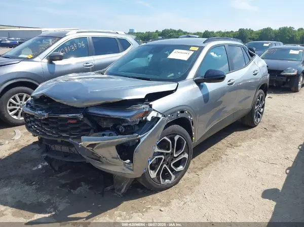 KL77LJEP9SC073643 2025 CHEVROLET TRAX - Image 2