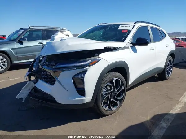 KL77LJEP9SC081631 2025 CHEVROLET TRAX - Image 2