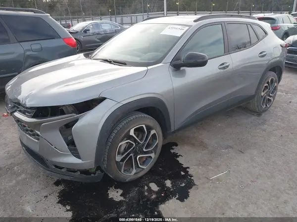 KL77LJEP9SC149037 2025 CHEVROLET TRAX - Image 2