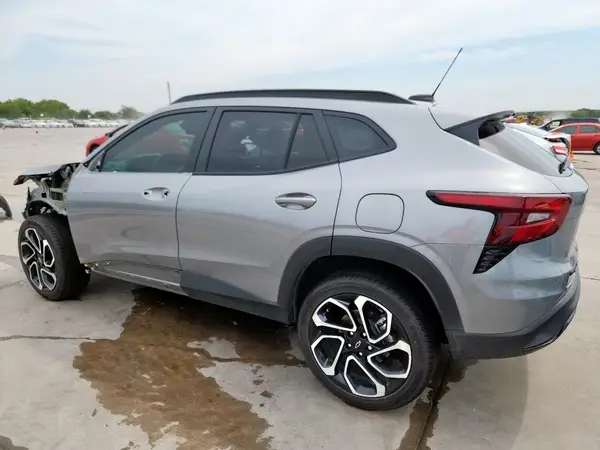 KL77LJEP9SC208247 2025 CHEVROLET TRAX - Image 2