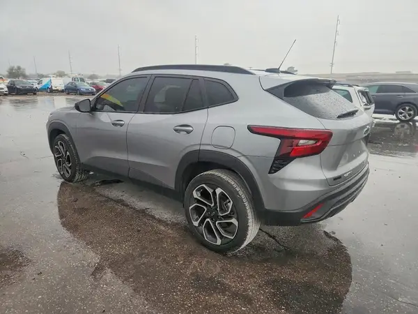 KL77LJEP9SC208328 2025 CHEVROLET TRAX - Image 2