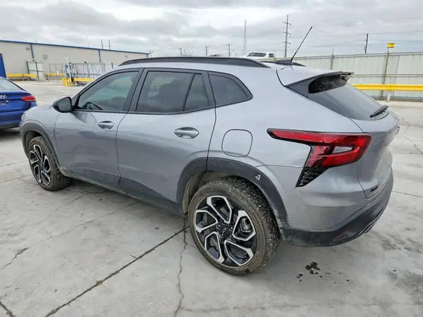 KL77LJEP9SC216087 2025 CHEVROLET TRAX - Image 2
