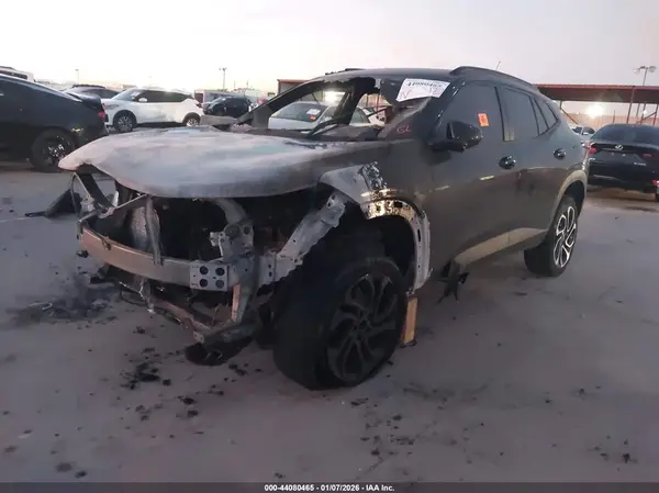 KL77LJEP9SC288939 2025 CHEVROLET TRAX - Image 2