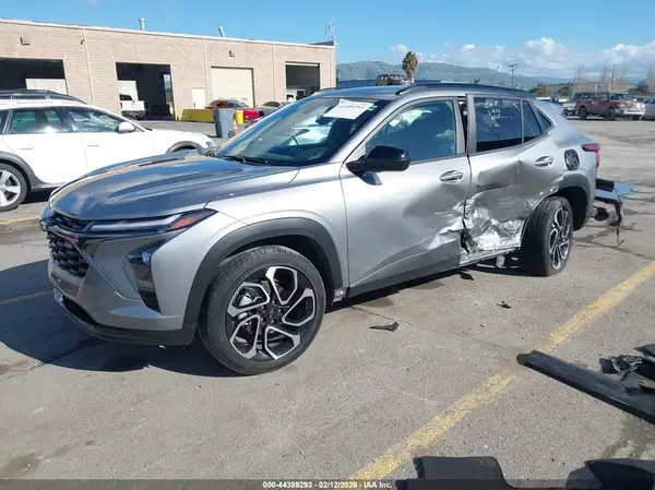 KL77LJEP9SC306310 2025 CHEVROLET TRAX - Image 2